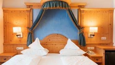 Doppelbettzimmer im Hotel mit "Col Alto Blick"